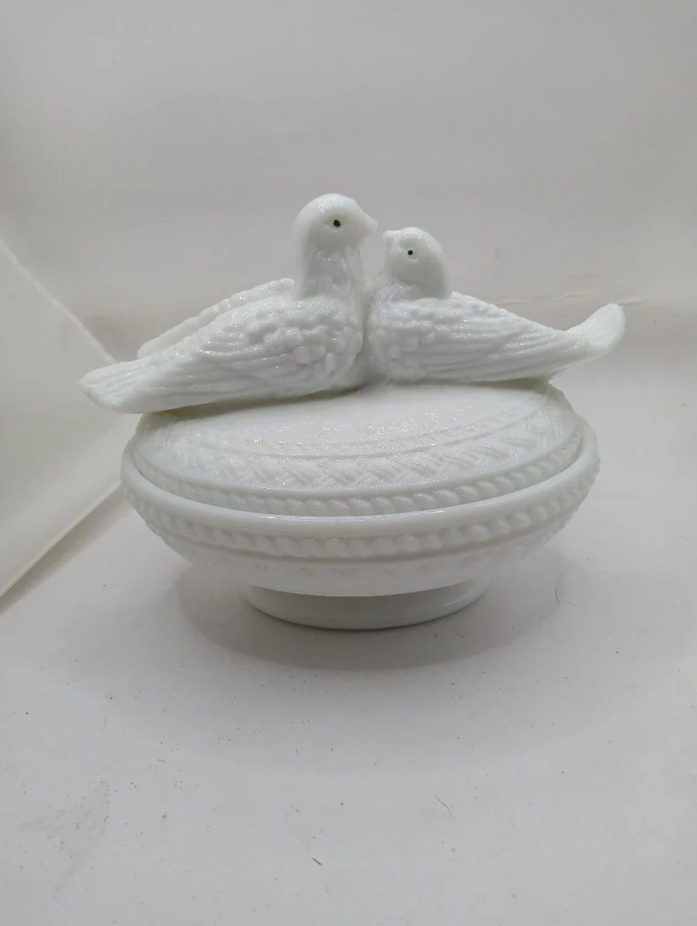Vintage Westmoreland Milk Glass Love Birds Doves Kissing Covered Dish Bowl